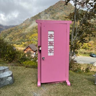 キャンプ場の受付の前にどこでもドア。これで山頂に行けたらいいのに。