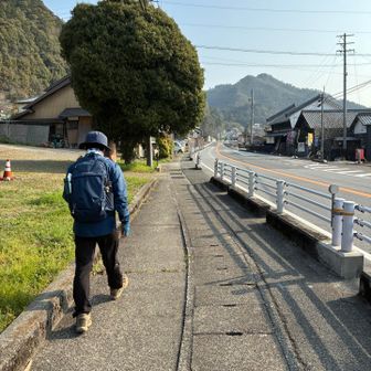 まずは普通の道をしばらく歩きます。
