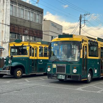 駅前に停まっていたレトロなバス。
