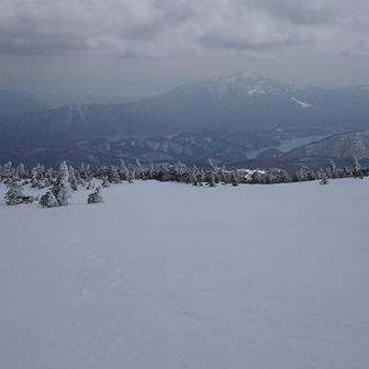 磐梯山麓の湖は左から秋元湖、小野川湖、桧原湖