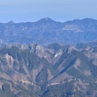 4月に師匠と登った二子山が見えます。特徴的な山容で目立ちますね。二子山とセットで八丁尾根も登る予定でしたが、残雪の影響で裏妙義に変更になったのでした。そのおかげであでこさんと一緒に登れたのでラッキーだったかも✌️
岩場に慣れてる人ならガイドさんなしで自分たちだけで楽しめると思います♪
