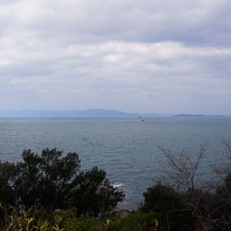 紀淡海峡越しに見る、奥の淡路島と、手前の友ヶ島