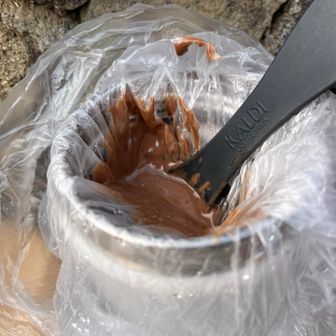 スープポットに入れてきたお湯で、チョコレートを湯煎♨️🍫