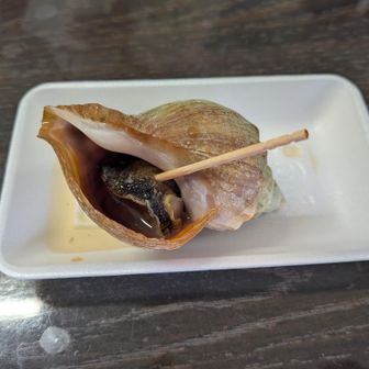 鉄府で小休止
つぶ貝焼きがめちゃ旨でした
一瞬で消えたのでもう一個頼もうとしたら、団体さんが来ちゃったので断念🥲