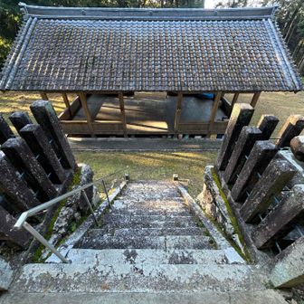 本殿の階段、超急登😀