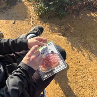 初めて見た　山で生ハムを食す！ツワモノ