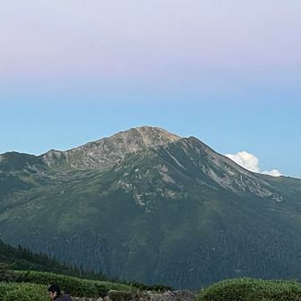 テント場からドーンと黒部五郎岳