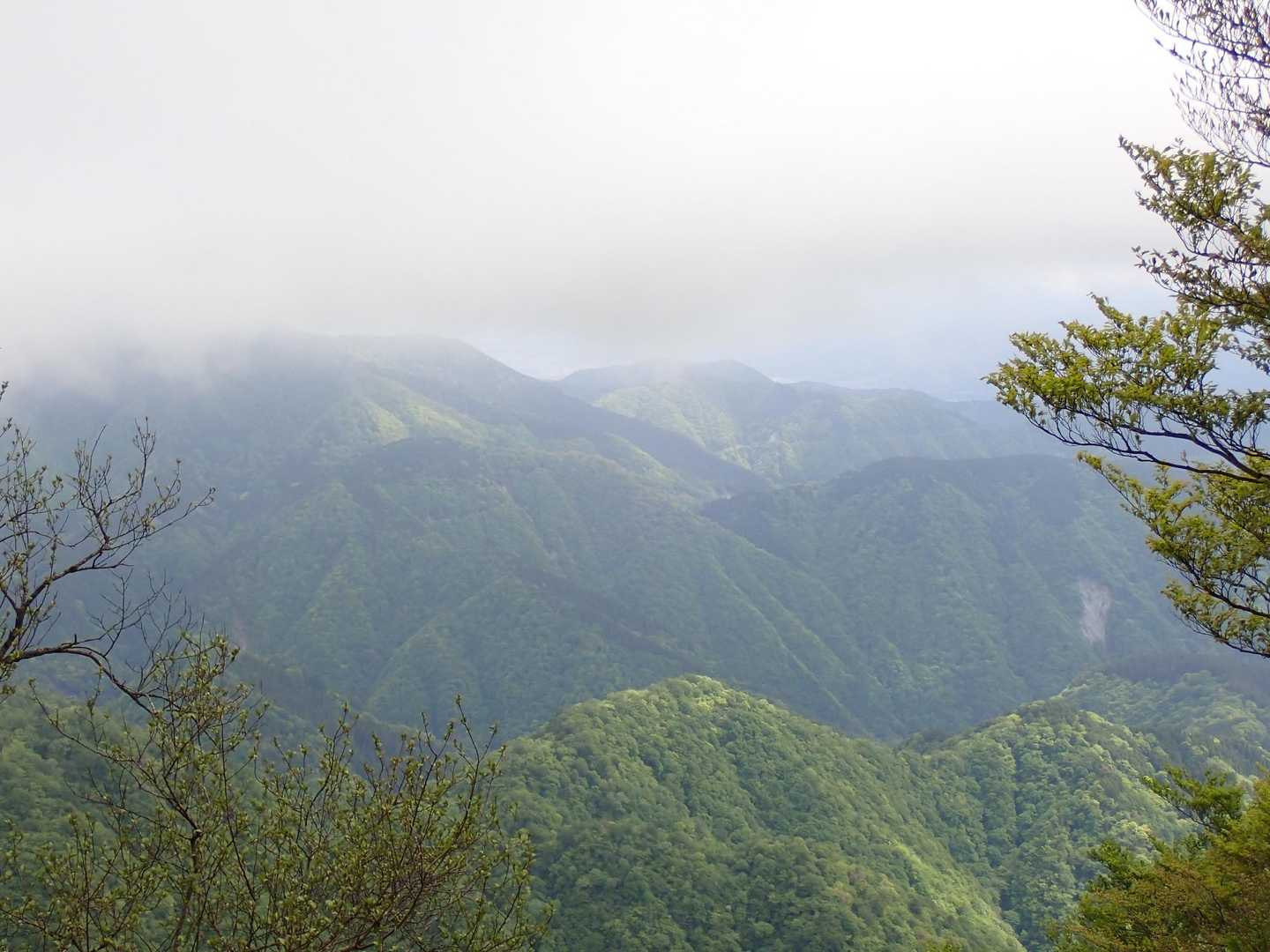 石棚山道標の後ろは眺め良しポイント。
山々の上に垂れ込めた雲も含め、絶景かな絶景かな。