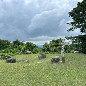 周囲が開けてきて、発端丈山の山頂に到達。
