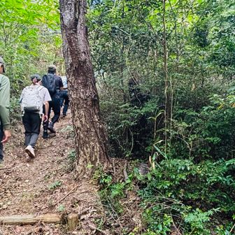 兜山山頂に向かいます。