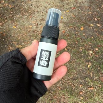 以前、長野のショップでゲットしたもの。
クマいないだろうけど虫除け兼ねて使ってみる。
メマトイにも効果あるとか。ハッカ系の匂いで臭くはない．