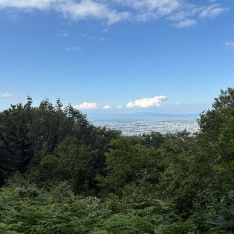 山頂から、遠方に梵珠山。
