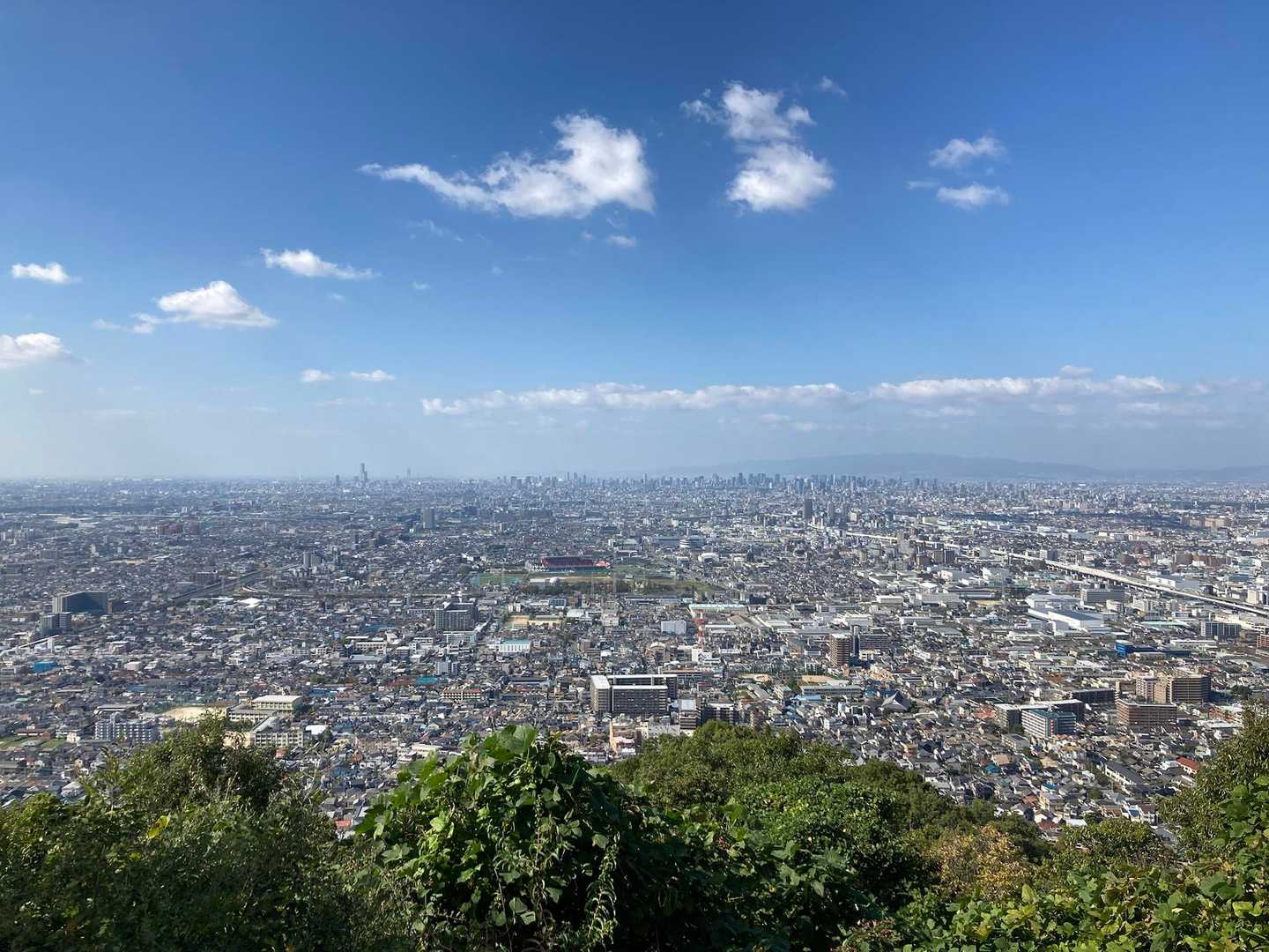 手前には花園ラグビー場
奥にはあべのハルカス、六甲山も✨
大阪平野広いなぁ
