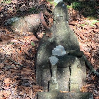 役行者ほかいくつかの石仏が