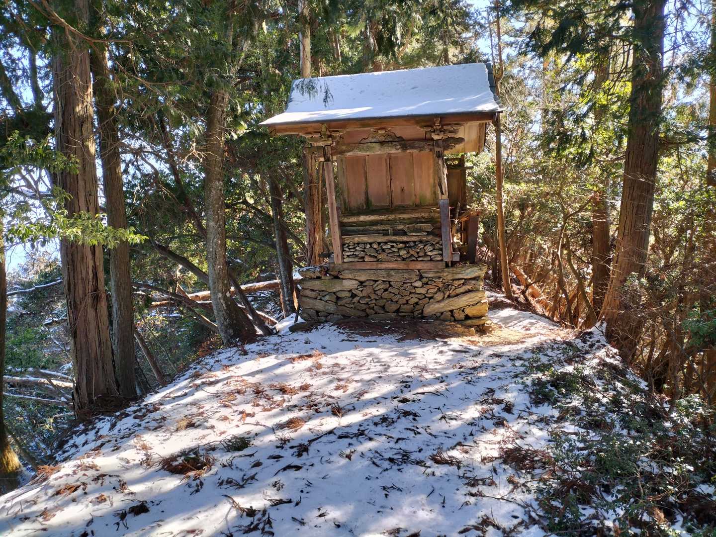 この社の後ろが山頂です。