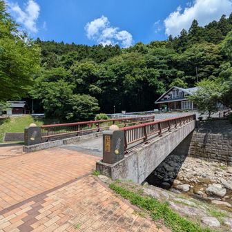 竜岩キャンプ場を途中通り、宝満川を渡る