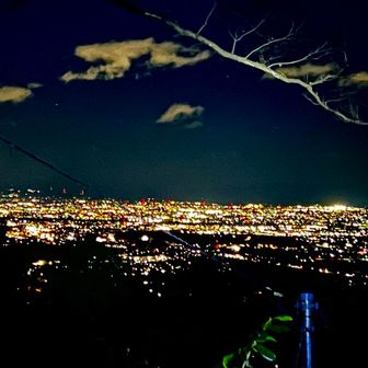 下って本庄市の看板から山道を下り出すと、もう暗くなってしまった。
コブを2、3個越えると十二天神社のある十二天山。
低いながらも高崎方面の夜景が綺麗。