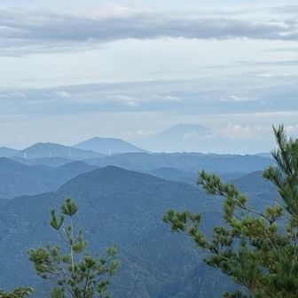 今日は見晴らしとても良い！
納古山からは笠置山が台形に見えるんだって！
その後ろのうっすら見えるのが恵那山⛰️✨