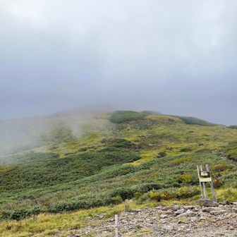 月山ペアリフトに乗る前に振り返る
朝は小雨降ってて
真っ白だったものね( ´ ▽ ` )
