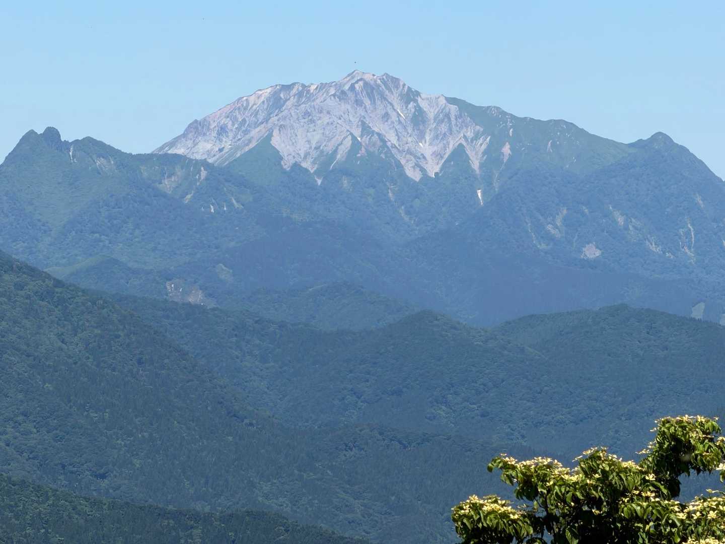 大山だ〜！おいおい🙄雲一つない快晴☀️
アルプス感でてる〜。
