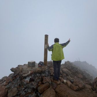 赤岳山頂に到着！真っ白で何も見えん💦