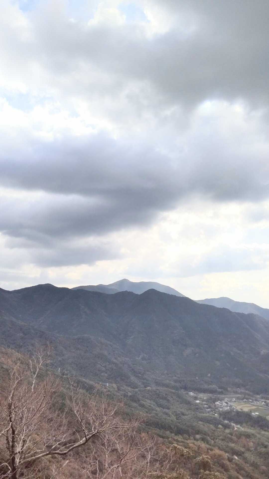 福智山の山頂付近は
薄っすら白く寒そう