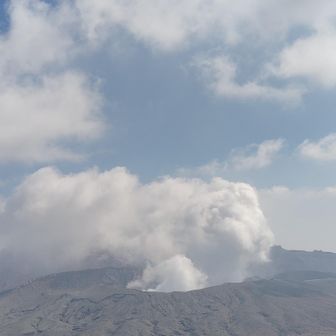 山頂から噴煙だす中岳の火口🌋