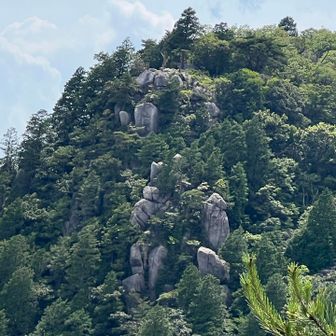 岩が林立する様が、「鬼の牙」を連想すると、、
なるほど〜「鬼の牙」のように見える👹🤔