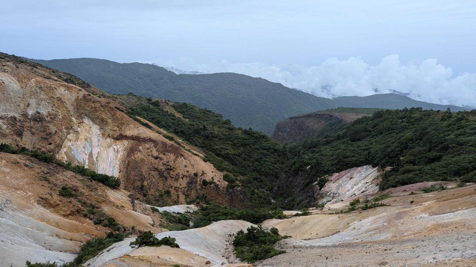 荒々しい火山の地層🌋
