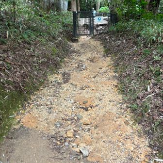 ゴルフ場があって、ゲートがありました。
わからなくて、躊躇してたら通りすがりのお姉さんが通れると教えてくれました♪
優しい😊