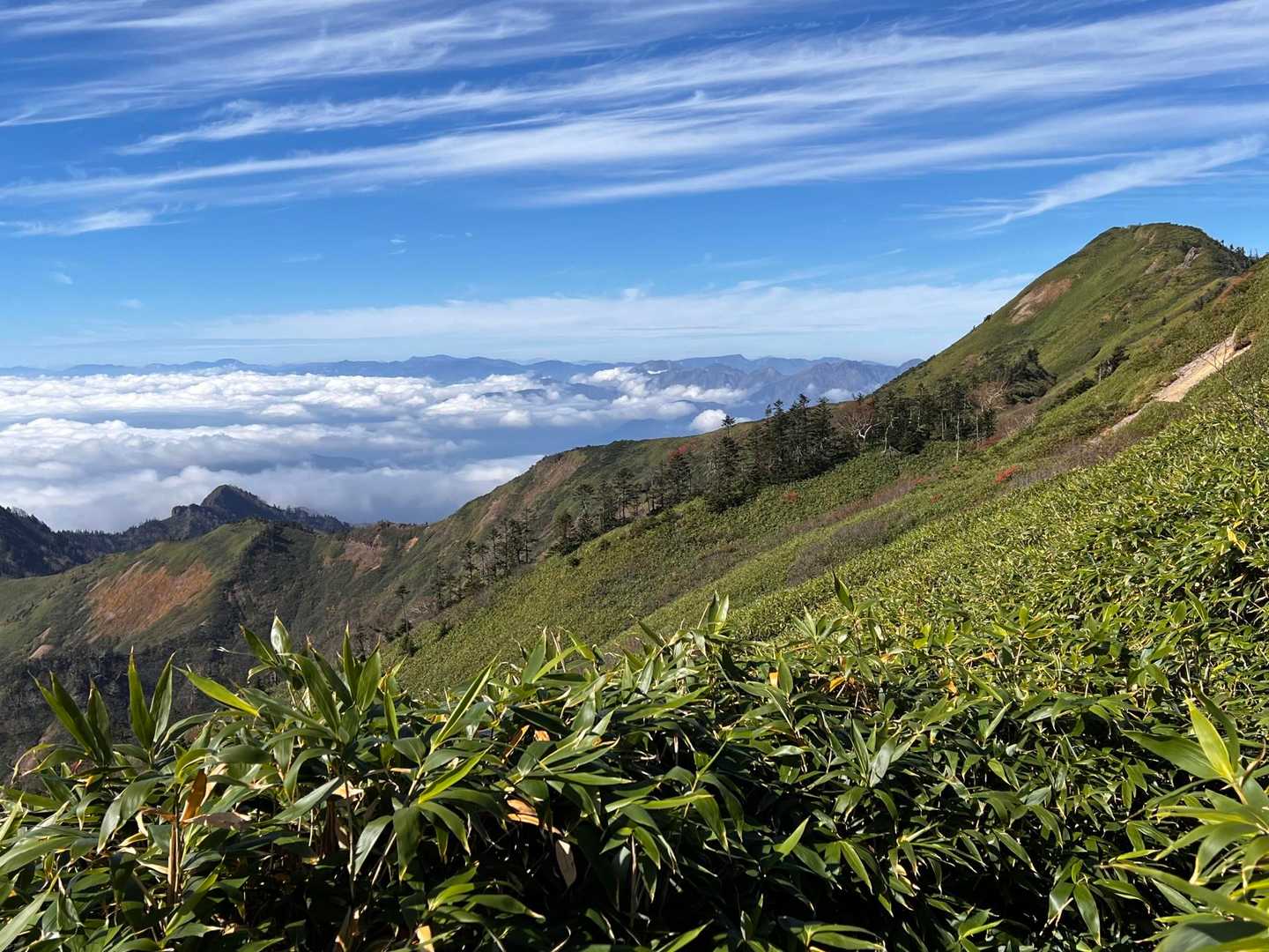 もうすぐ頂上（右）。奥には方角的には立山、白馬方面
