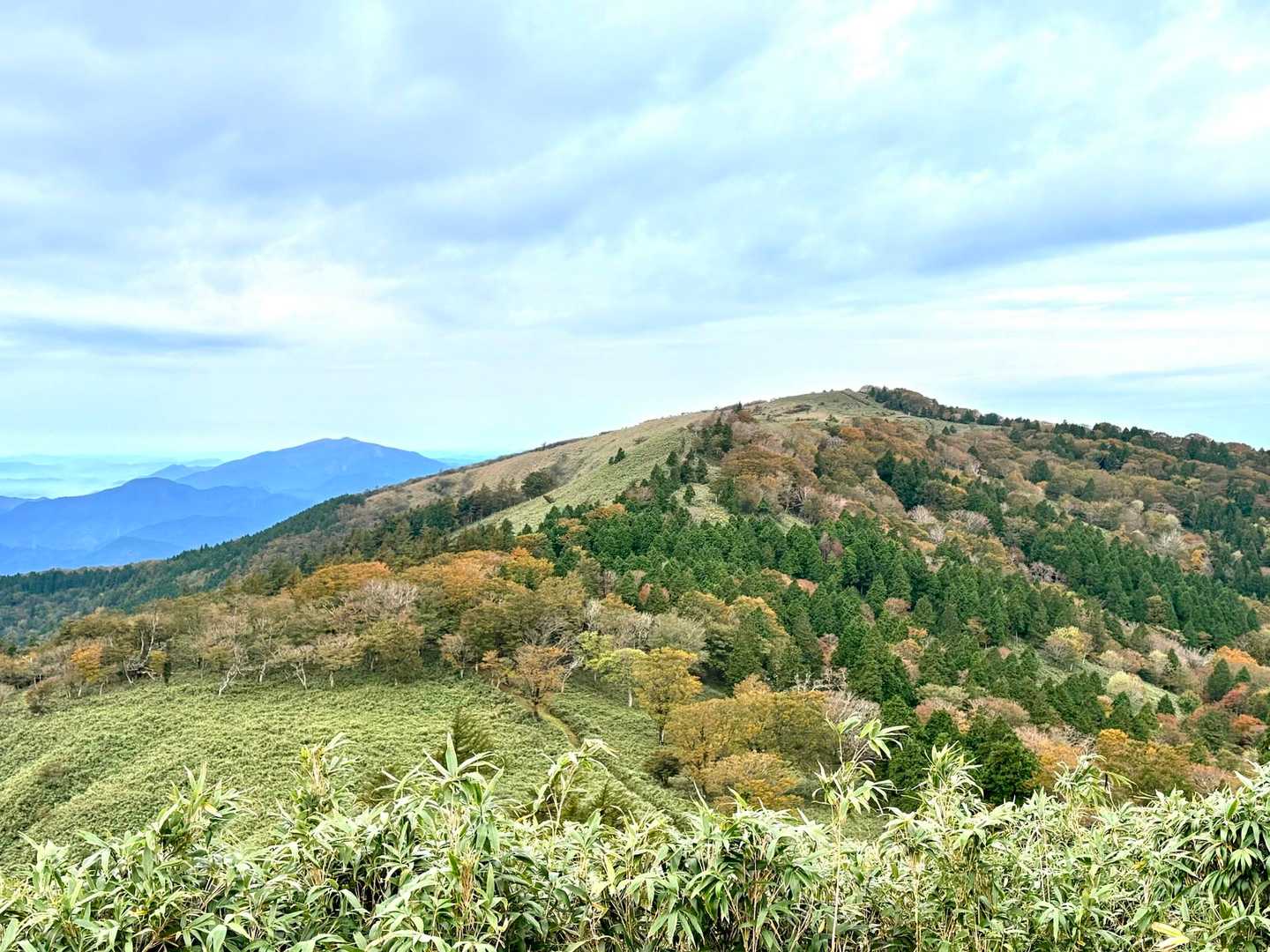 振り返ると駒ノ尾山⛰️
左側は那岐山⛰️