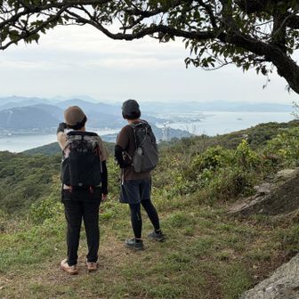 あきまるさんと😊

2人で関門橋を指差してる写真を相方に撮ってもらったのだけれど
指先が写ってない…😑