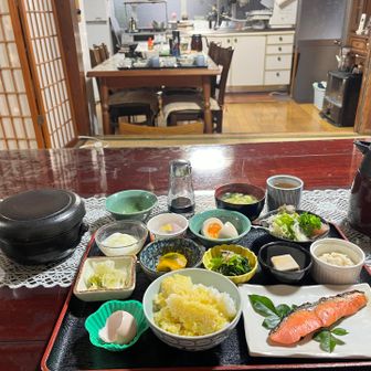 そしてDay3.朝からご馳走が並びます。
外で飼っているのは烏骨鶏ですよね〜なんて話をしていたら卵かけご飯食べれる？って貴重な卵も出してくださった。マッキッキの卵かけご飯も食べて本当に幸せな朝ごはんとなりました。ヨーグルトにかけられたハチミツもお母さんが巣箱を置いて毎夏に採取する自家製、本当に丁寧な暮らしをされているんですね。
6時半に出るつもりがのんびりコーヒーまで頂いて7時に。時間的には余裕があるはずなので焦る必要もなくおふたりとの会話を楽しむ朝でした。ありがたい事です。
