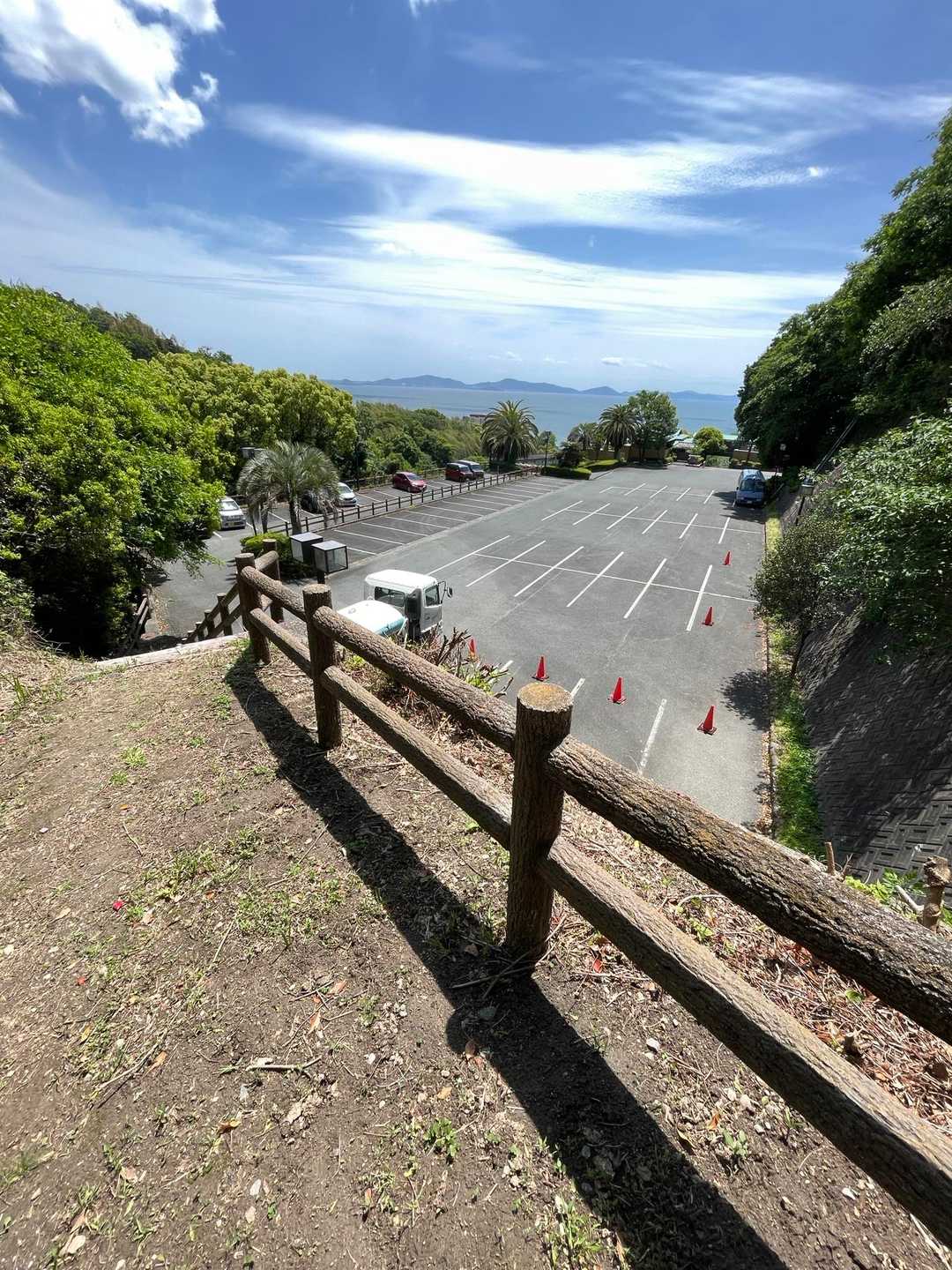 ここを降りて行って車が停まってる駐車場🅿️を通ってもっと降って行くとモロ車道😂…この辺りもYAMAPから少し外れてだけど…まぁ〜ヨシ。