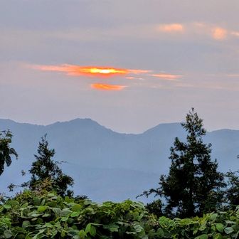 山頂から八石山方面を望む👀
🌇夕日が沈まない内に、下山します🚶