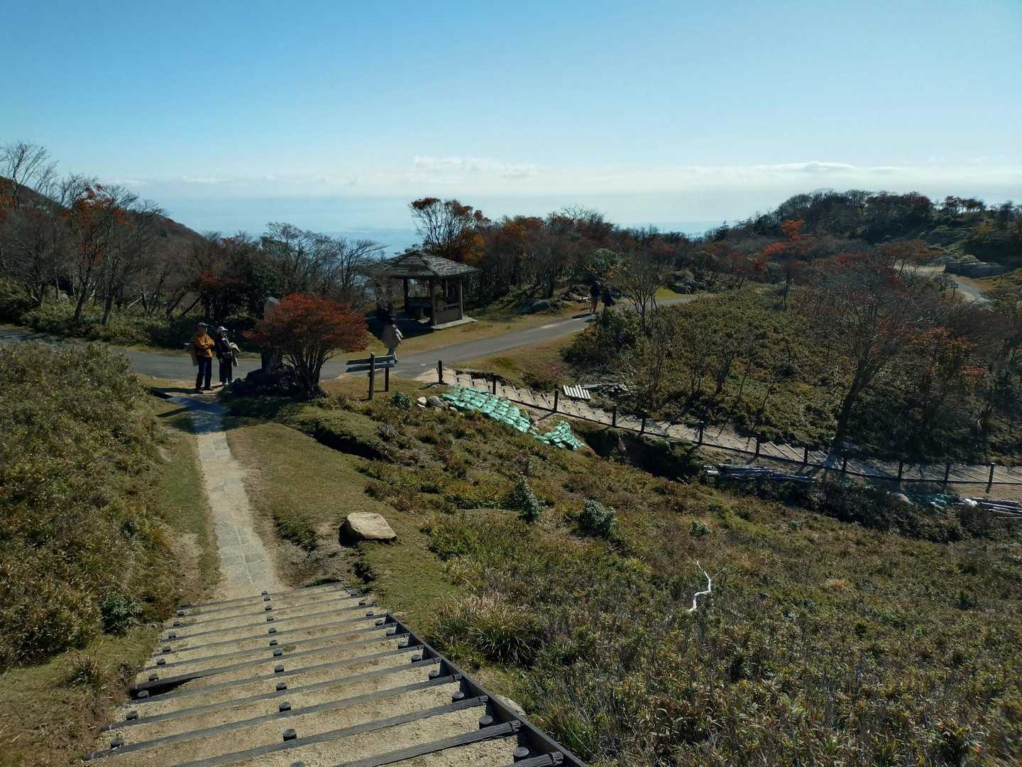 急に山岳感のなくなる御在所頂上周辺。。