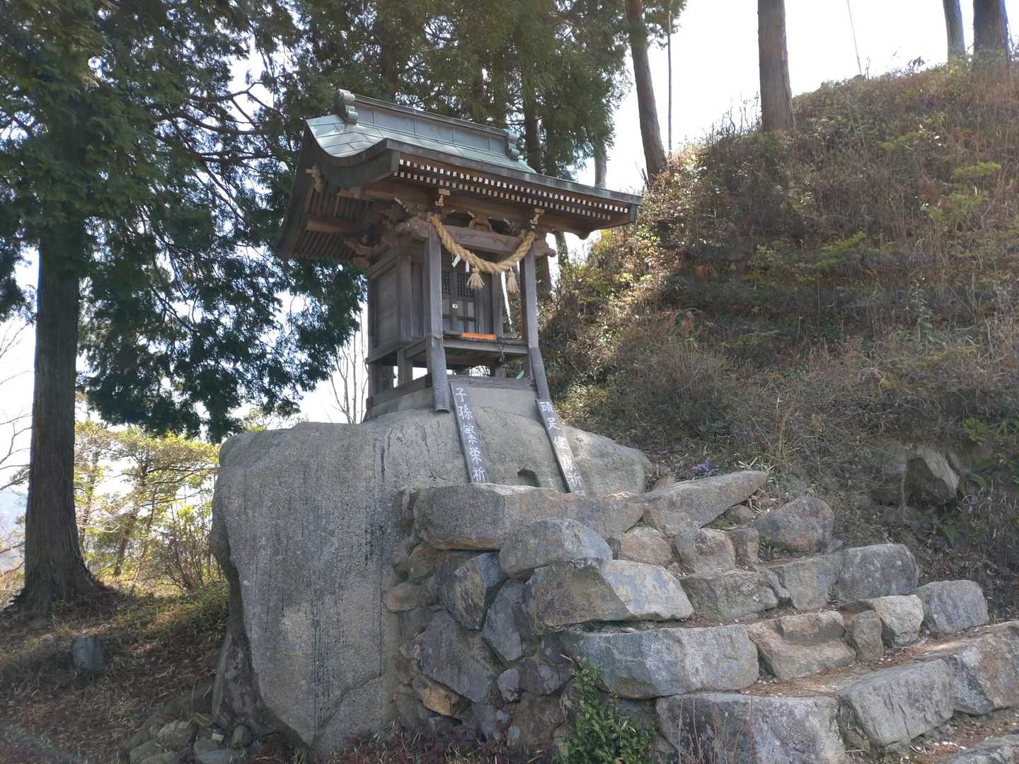 山頂の横にも神社がありました。