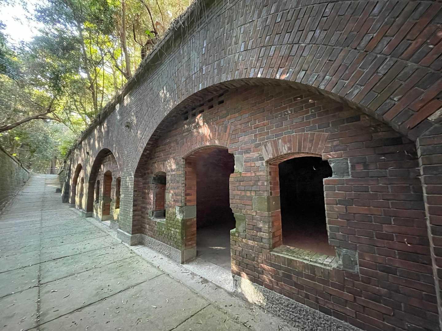 第4砲台跡
地下が真っ暗なので懐中電灯を借りて廻ります
らせん階段があります