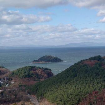 あっ！奥に下北半島だべか…？🥳
…と眺めているうちに
夫はどんどん下山して行ってしまった💦

駐車場に着いたら…トイレに行きたかったらしい💦

森林公園のトイレが使えなかったから…かなり我慢していたらしい🫩
それで、急いでたのか〜😅

急いで道の駅へGO💨
無事に間に合いました😅

膝の怪我で、どこへも寄る気持ちになれず…
持って行ったおにぎり食べて🍙
帰宅しました🏠️😓
温泉とか…水族館とか…楽しめたはずなのに…残念😓