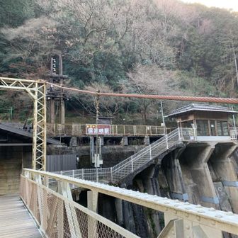 川上に歩くとすぐトロッコ列車の保津峡駅。
旧JRの保津峡駅ですが、昔、自分が子供の頃は、よく出る👻と言われてた駅でした。
