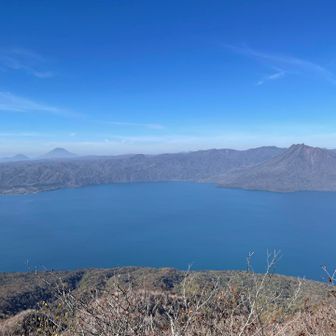 支笏湖と恵庭岳、向こうに羊蹄山も綺麗に見える✨️