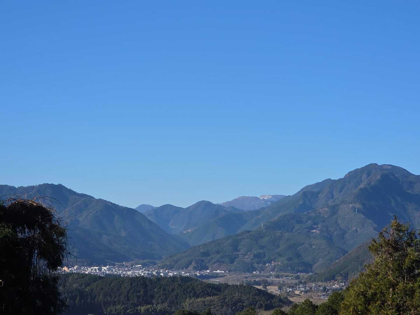 遠くに鳥形山と手前に横倉山