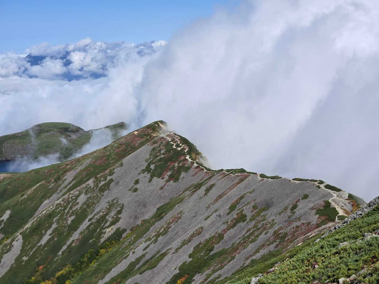 長野側と富山側で雲の流れが違う