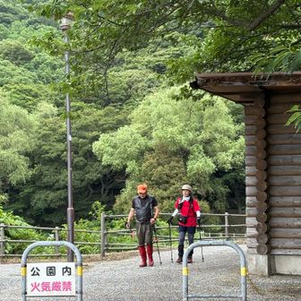 小雨の中下りてきました