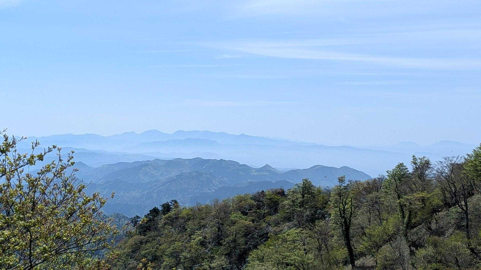 右が阿蘇
左が九重