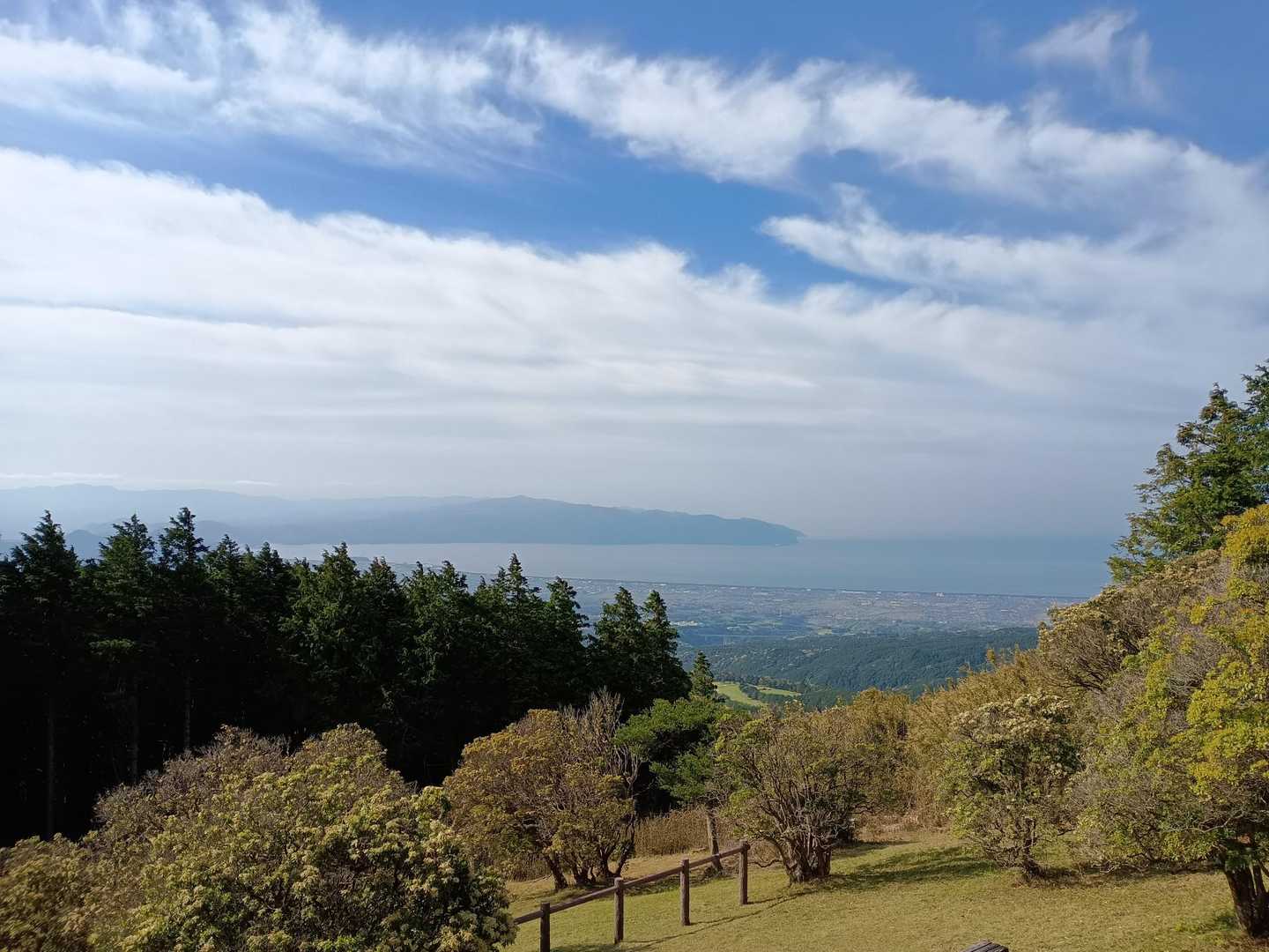 暖かな朝、霞んでいます🌊
