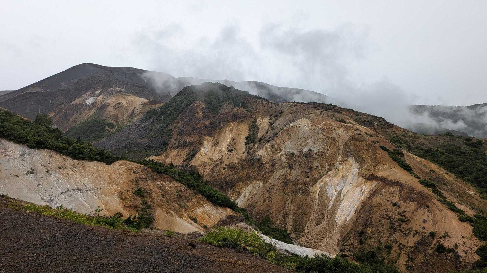 ダイナミックな荒々しい火山の景観🌋
