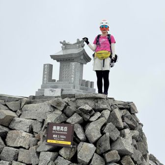 奥穂高岳山頂にこんなに人がいないのは初めて。岩の上まで初めて登ってみた。