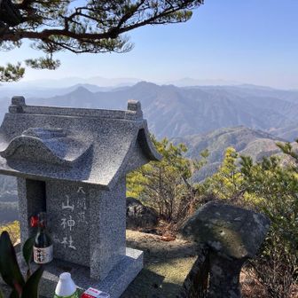 山神社⛩️🙏　見晴らしが良いが、断崖の上です😅
